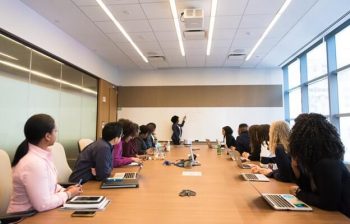 Ar-Condicionado Cassete em sala de reunião