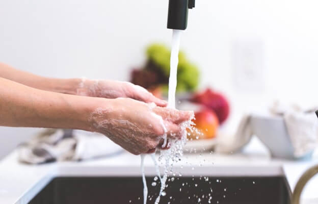 Água quente na pia da cozinha